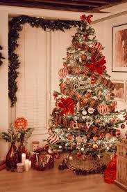 L'installation des guirlandes est par la suite essentielle au sapin. Mes Astuces Pour Creer Un Sapin De Noel Digne D Un Film Mode And The City