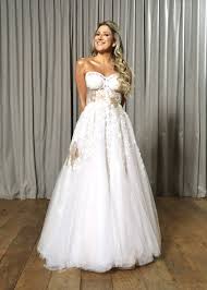 Dani Calabresa sobe ao altar com vestido de noiva inspirado nas princesas  da Disney