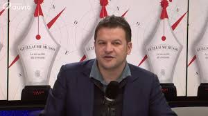 Au même moment, une femme morte crucifiée est découverte sur les côtes de l'île. La Vie Secrete Des Ecrivains Selon Guillaume Musso La Tete D Affiche Jour Premiere