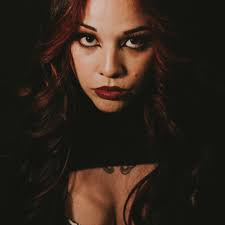 Who offers couple photography sessions in Portland Michigan?