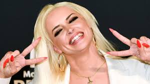 Die augenbrauen sind wieder eine etage runtergerutscht, die falschen haare sind auch mal draußen und auch. Daniela Katzenberger Tochter Sophia Malt Ihr Augenbrauen Wie Fruher