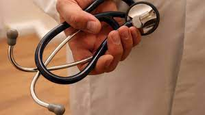 Medicii, indiferent de sex, care împlinesc vârsta de 67 de ani după dobândirea funcției de conducere și care fac parte din comitetul director al spitalului public sau exercită funcția de șef de secție, șef de laborator ori șef de serviciu medical, vor fi pensionați conform legii, se arată în actul normativ. Vot In Parlament Medicii SÄƒ IasÄƒ La Pensie La 67 De Ani