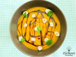 Puliamo la zucca e cuociamola in padella con un filo di olio evo, timo, peperoncino e acqua fino a che diventa morbida. Vellutata Di Zucca In Zuppa Elementi Food Ideology