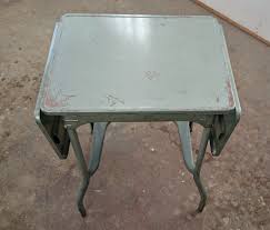 Vintage Typewriter Table Makeover Rust Oleum Universal Metallic In Pure Gold Dans Le Lakehouse Vintage Metal Table Small Metal Table Metal Work Table