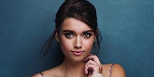 Afra saraçoğlu dizi ve film projeleri nedeniyle üniversite eğitimini dondurmak zorunda kaldı, diğer yandan oyunculuk eğitimine nazan kesal'ın oyunculuk atölyesine devam etmektedir. Afra Saracoglu Celebrity Age Weight Height Net Worth Dating Facts