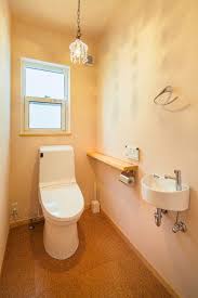 ウッドデッキからのキレイな夕焼けに癒される家 トイレ インテリア トイレ照明 トイレ おしゃれ