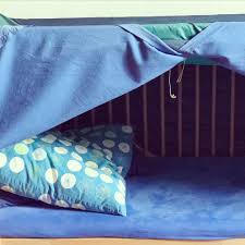 wie man aus einem gitterbett eine kuschelige hohle oder leseinsel macht bett gitter kuschelecke