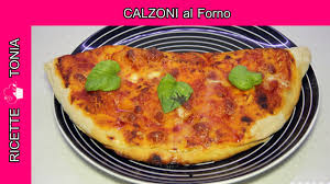 Baked calzone stuffed calzone round pizza and stuffed calzone ingredients for 3 calzoni 400 grams of flour 00 220 grams ingredienti per 3 calzoni 400 grammi farina 00 220 grammi acqua tiepida 20 grammi olio 5 grammi lievito di birra 5. Calzone Napoletano Fatto In Casa Al Forno Ricette Tonia Youtube