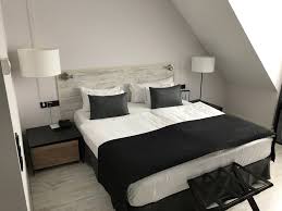Modernes schlafzimmer mit beiger wandfarbe, dunklem holzboden und braunem boden in bremen. Wohnideen Fur Das Moderne Schlafzimmer