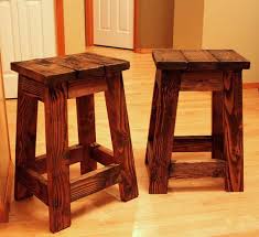profitez de votre espace de rassemblement avec ces tabourets style ferme peu encombrant a la main fab table en bois diy meubles en bois de palettes tabouret