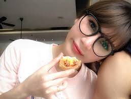 Nur sajat adalah seorang pondan menjadi popular di kalangan netizen satu ketika dahulu apabila beliau mengambil keputusan untuk memakai tudung selepas mengalami kemalangan jalan raya. Akhirnya Terbongkar Identiti Sebenar Kekasih Nur Sajat Iluminasi