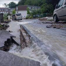 Heftige unwetter in deutschland haben für überschwemmungen der straßen und wohnungen geführt. C3d6cv Gbhhom