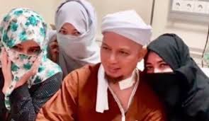 Dilansir detikcom , beberapa hari setelah dimakamkan, istri ketiganya, ummi akhtar. Curhatan Mengejutkan Istri Pertama Pasca Ustad Arifin Ilham Poligami