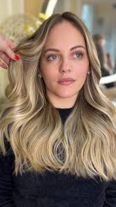 Deixe a luz entrar ✨ De um cabelo opaco e sem dimensão para um visual cheio  de brilho, movimento e vida! Essa é a magia de um trabalho de mechas com  propósito