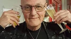 Chris Slade, sincero sobre cómo era el ambiente en AC/DC: “Hay muchas cosas  sin hablar”