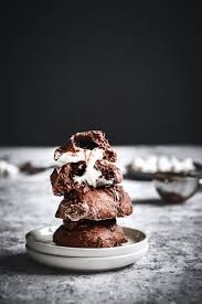 Jump To Recipe Dans Cette Recette Il Y A Des Cookies Au Chocolat Des Gros Chunks De Chocolat Noir Et Un Cœur De Sweet Recipes Desserts Banoffee Pie Banoffee