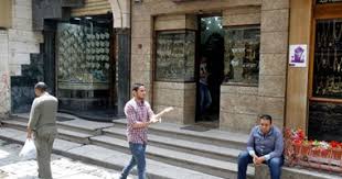 قانون المحال التجارية الجديد يقنن أوضاع 80 من المقامة دون ترخيص مهلة عام للتقنين ورسم الترخيص يبدأ من ألف حتى 100 ألف جنيه الغلق والحبس والغرامة عقوبة تقديم شيشة بدون ترخيص حظر