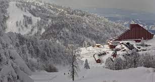 green park kartepe kayak pistlerini ve sapanca golu nu yukaridan goren manzarasiyla modern dizaynli bir binaya ve konaklama birimlerine s kayak teleski balayi