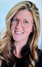 Laura Braswell's Instagram, Twitter & Facebook