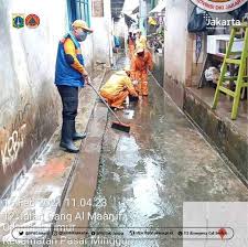 Maatat setiap hari bekerja membersihkan jalanan dan mengangkut sampah warga. Peninjauan Kondisi Lapangan Lokasi Banjir Genangan Kelurahan Cilandak Timur Atmago