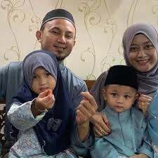 Imam muda asyraf aktif berniaga dan berdakwah. Dia Pen1puu Imam Muda Asyraf
