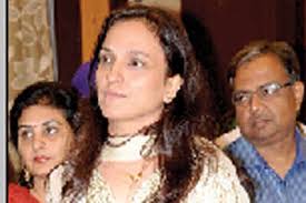 Ravinder Singh Khurana welcomes new President Devanshu Patel at the  Installation ceremony of Lions Club of Nagpur