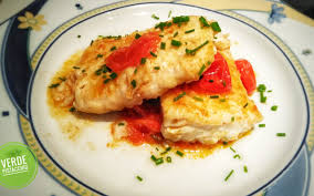 Tritare grossolanamente le erbe aromatiche e l'aglio e condire i filetti di pesce. Filetti Di Merluzzo All Acqua Pazza Verde Pistacchio