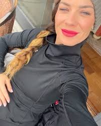 La gente también te sorprende. Y cuando creías que ya no había nadie en  este mundo capaz de ofrecerte lo que buscas en una persona, va y aparece.,  Aparece esa persona que está dispuesta a construir ...