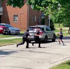 Niños jugando en interiores conjunto de coloridas diseño simple dibujos vectoriales aislados sobre fondo blanco. Policias Reciben Reporte De Ninos Jugando Futbol En La Calle Oficiales Responden Uniendose Al Juego Futbol Americano Policias Ohio The Epoch Times En Espanol