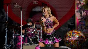I can't wait to put on a show for the nfl's honored. Photos See Miley Cyrus Super Bowl Performance For Healthcare Workers Wfla