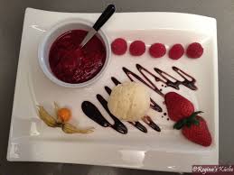 Vanilleeis Mit Heissen Himbeeren Eis Mit Heissen Himbeeren Einfacher Nachtisch Heisse Himbeeren