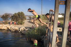 Ιστορίες, μύθοι και κλασσικά παραμύθια για νάνους, γίγαντες, νεράιδες, γοργόνες, μάγισσες, πριγκίπισσες, βίντεο, κινούμενα σχέδια, καρτούν και άλλα πολλά για να περάσετε την ώρα σας. Boytwntas Apo Th Gefyra Toy Potamoy Koiliarh Sthn Paralia Ths Kyanhs Akths Fwtos Agwnas Ths Krhthsagwnas Ths Krhths