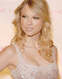 Feedinspiration.com 45 best layered hairstyles haircuts for women 2021 guide 25 must try medium length layered haircuts for 2021. 20 Amazing Layered Hairstyles For Curly Hair Curls For Medium Length Hair Taylor Swift Eyes Taylor Swift Hot