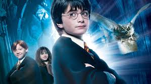 Harry potter, muggle (büyücü veya cadı olmayan insanlar) amcası ve halasıyla birlikte sıradan ve zorluklarla dolu bir hayatı yaşamaktayken, bir gün yılanlarla konuşabildiğini. Harry Potter And The Philosopher S Stone Film Harry Potter Wiki Fandom
