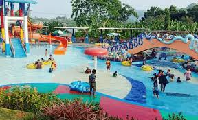 Wahana ini menyajikan transportasi layaknya perahu tradisional yang akan membawa wisatawan dari tempat. Yuk Intip 5 Kolam Renang Di Kota Bengkulu Yang Keren Ini