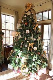 Christmas Tree With Dried Hydrangeas And Burlap Christmas Tree Decorations Beautiful Christmas Trees Decorated Creative Christmas Trees