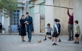 «αύριο παντρεύονται η δανάη μιχαλάκη, η δρόσω από τις άγριες μέλισσες, με τον αγαπημένο της γιώργο παπαγεωργίου. Mia Mera Sto Diafani H Ka8hmerinh