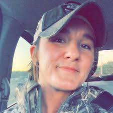 How many women are tile contractors?