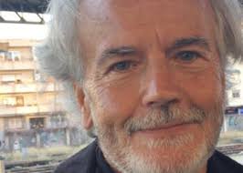 Con qué piedra se ha tropezado Mena y le ha accidentado?