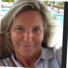 Screaming CONGRATULATIONS from the rooftops to my momma, Diane Yeager, who  celebrated 35 years with Wells Fargo yesterday! THIRTY 👏🏼 FIVE 👏🏼  YEARS! 👏🏼 At this stage of the game most people