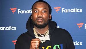 Meek mill disappointed a lot of fans on friday night when he used instagram's stories feature to post a series of videos showing a homeless man asking the next video shows the man doing 20 pushups as meek mill counts. Meek Mill Trolled For Telling Kids Selling Water To Split Money Hollywood Life