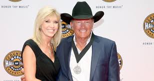 Since president bush was from texas, and so is strait, it made sense why the two met up while president bush was in office. George Strait And His Wife Norma Are So Blessed To Have Each Other Country Now