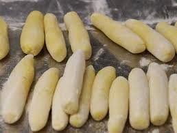 Fingernudeln Ein Klassiker In Altbayern Nur Das Gefuhl Fur Den Kartoffelteig Erfordert Etwas Ubung Da Der Wasse Kartoffelteig Rezepte Kartoffelteig Rezepte