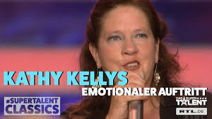 Kathy Kelly vor der Jury