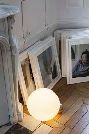 A Cool Paris Apartment That Will Make You Want An Orange Bathtub Interieurs D Appartements Parisiens Decoration D Appartement Parisien Appartement Parisien