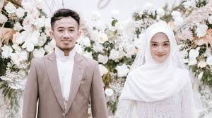 Oki setiana tampak seperti melamun,fikirannya menerawang kekejadian semalam, tanpa sadar oki melihatkeselangkanganku yang memang tidak menggunakan cenala. Ustaz Syam Dan Jihan Menikah Oki Setiana Dewi Berlinang Air Mata Ini Doa Dari Kakak Serambi Indonesia