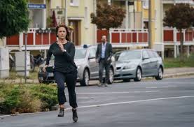 Nadja (maryam zaree), die assistentin von kriminalhauptkommissar hanns. Polizeiruf Kritik Totes Rennen Seltsam Blutleer Kultur Stuttgarter Nachrichten