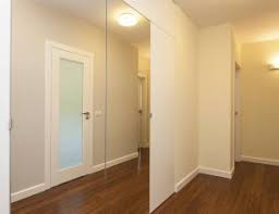 Poser Un Miroir Sur Une Porte De Placard Pratique Fr Porte Placard Portes De Placard Miroir Placard