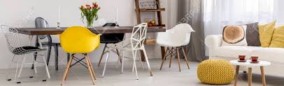 Wohnzimmer Mit Holztisch Designer Stuhle Und Couch Lizenzfreie Fotos Bilder Und Stock Fotografie Image 59807768