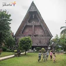Dengan mengacu pada perbezaan topografi dan adat istiadatnya maka secara amnya, penduduk papua dapat di bezakan menjadi 3 kelompok besar iaitu: Rumah Adat Sumatera Utara Ini 3 Hunian Yang Khas Kumparan Com